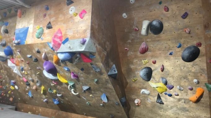 東京都のクライミング施設「ボルダリングジム POP IN（ポップイン）」